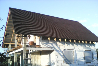 Перекрытая ондулином крыша на дачном домике