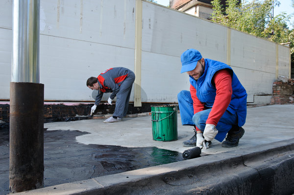 Нанесение праймера на бетонное основание
