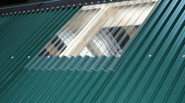 Светопрозрачная вставка в крыше из профнастила