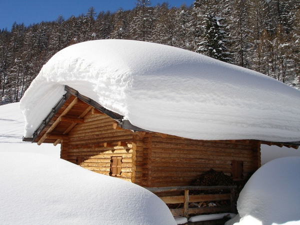 Снеговая шапка на крыше дома