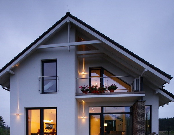 Асимметричный фронтон с балконом-козырьком