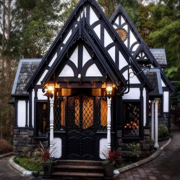 Красивый «пряничный» фронтон фахверкового дома