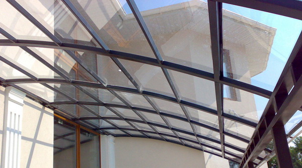 Прозрачная крыша из оргстекла