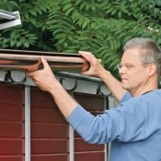 Монтаж металлических водостоков для крыши своими руками: тонкости технологического процесса