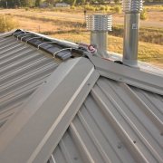 Четырехскатная крыша из профнастила: специфика укладки металлопрофиля