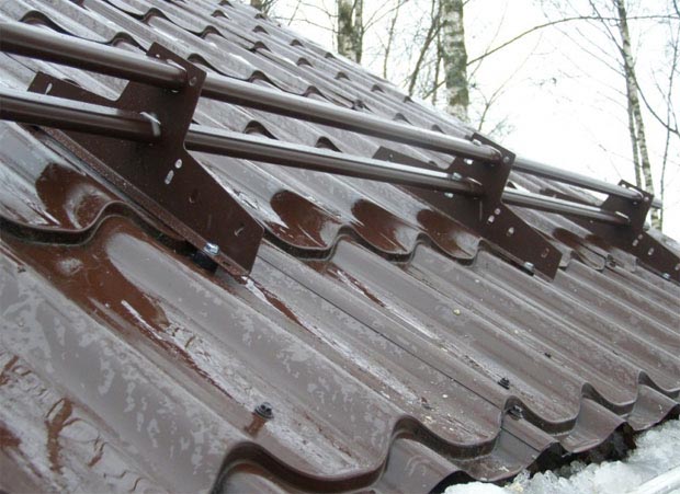 Как правильно установить снегозадержатели на крышу