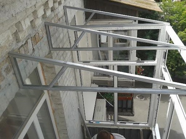 Треугольные консоли каркаса крыши балкона