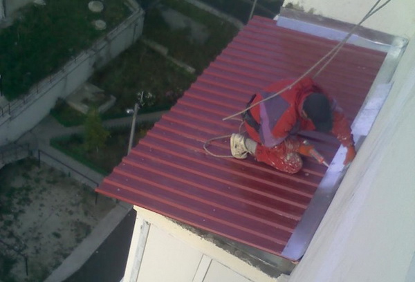 Герметизация места примыкания крыши балкона к стене