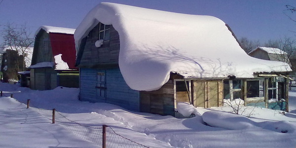 Снег на крыше веранды