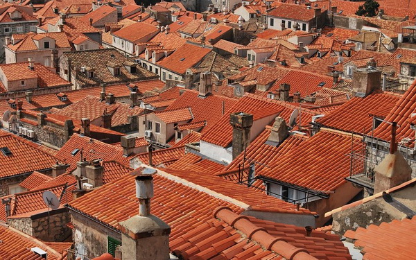 В Европе много домов со столетними черепичными крышами