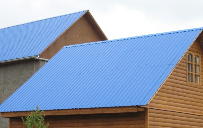 Дом с синей крышей из профнастила