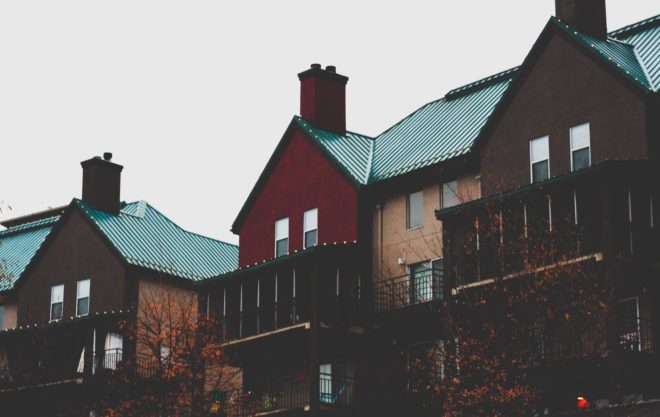 Фото домов с крышей из профнастила зеленого цвета