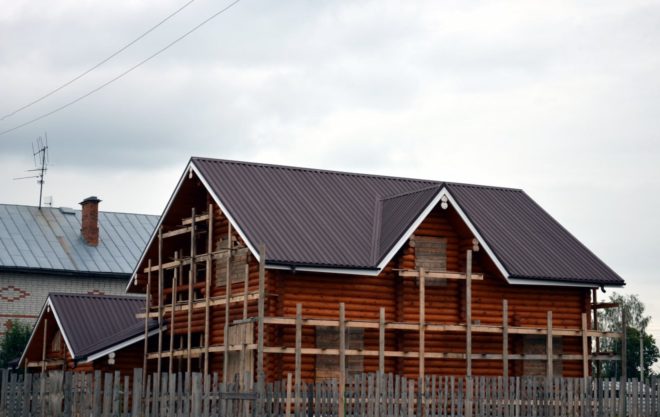 Крыша дома из коричневого профнастила