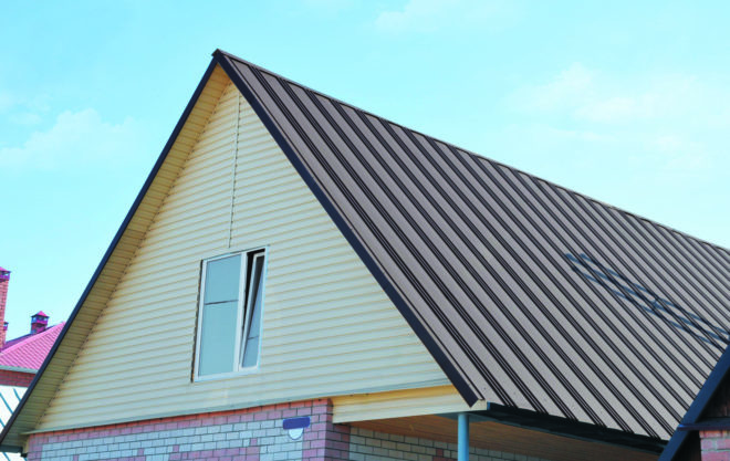 Крыша дома из профнастила коричневого цвета