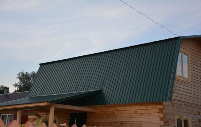 Зелёная крыша из профнастила на доме