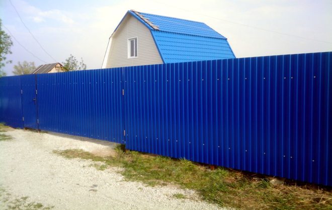 Профнастил синего цвета на заборе