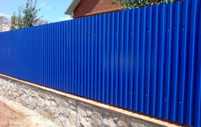 Забор из синего профлиста