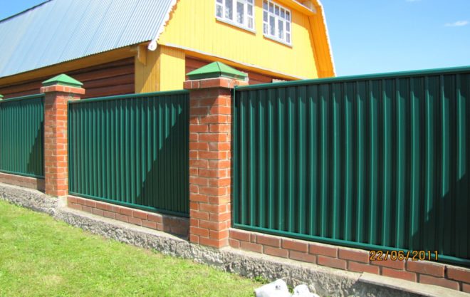 Забор из зеленого профлиста