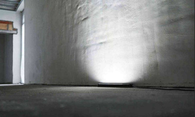 Проверка ровности стен при помощи фонарика