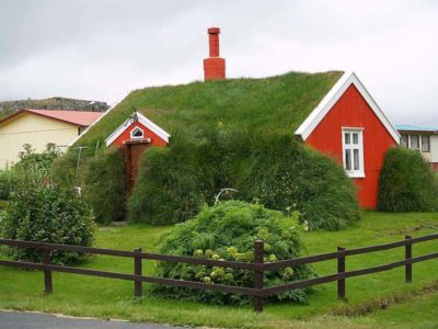 Зеленая крыша загородного дома